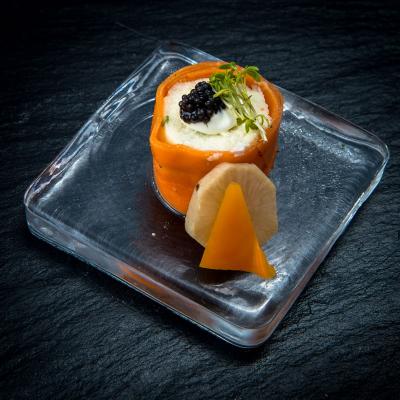 Lachsmousse im Karottenmantel, Sauerrahm und Forellen Kaviar   